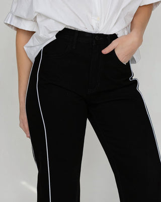 Nicolete Barrel Jean Twist - Black