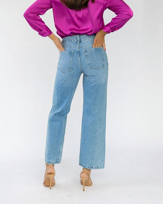 JO+CO Amari Midrise Skater Denim jeans with knee slit, light wash, relaxed fit, hits ankle. Model is 5'8" wearing size 25.